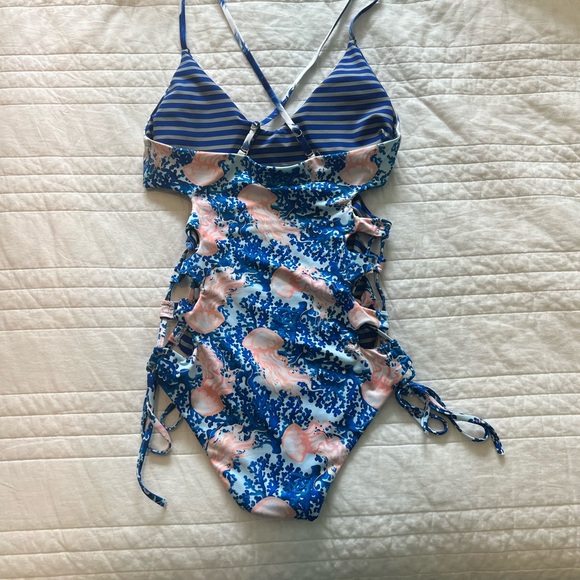 REVERSIBLE coconut tree pattern/striped bathing suit. Like new - Picture 4 of 6